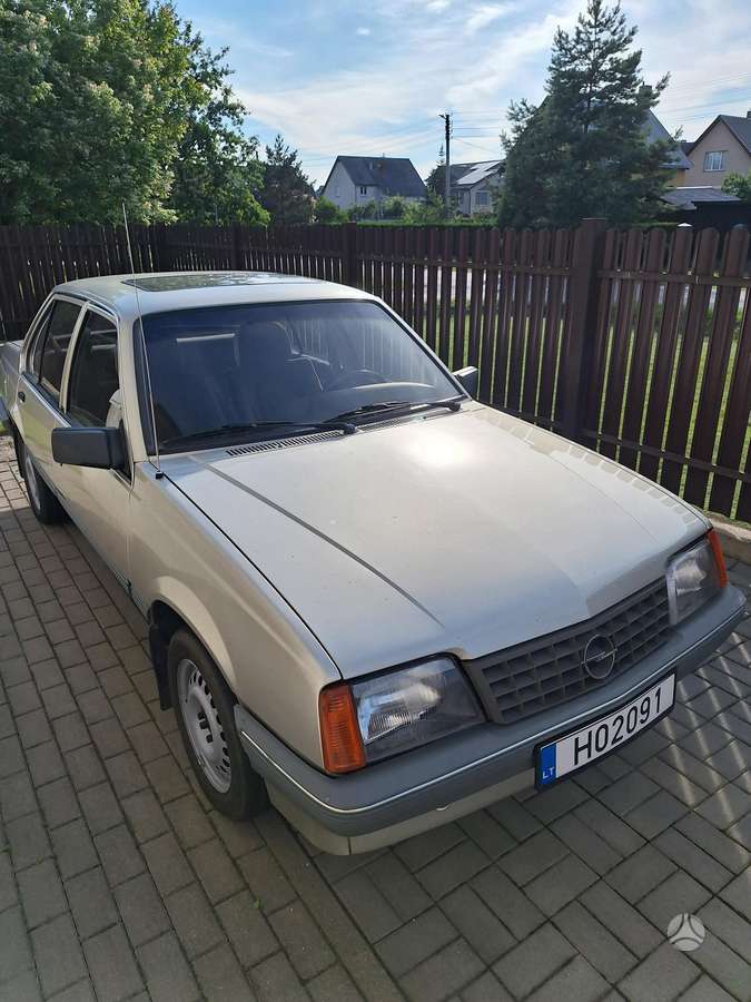 Opel Ascona, 1.8 l., Седан