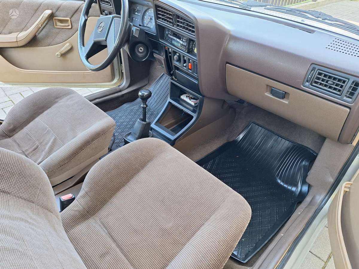 Opel Ascona, 1.8 l., Седан
