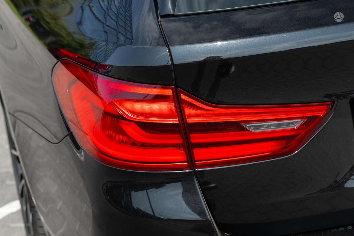 BMW 530, universalas