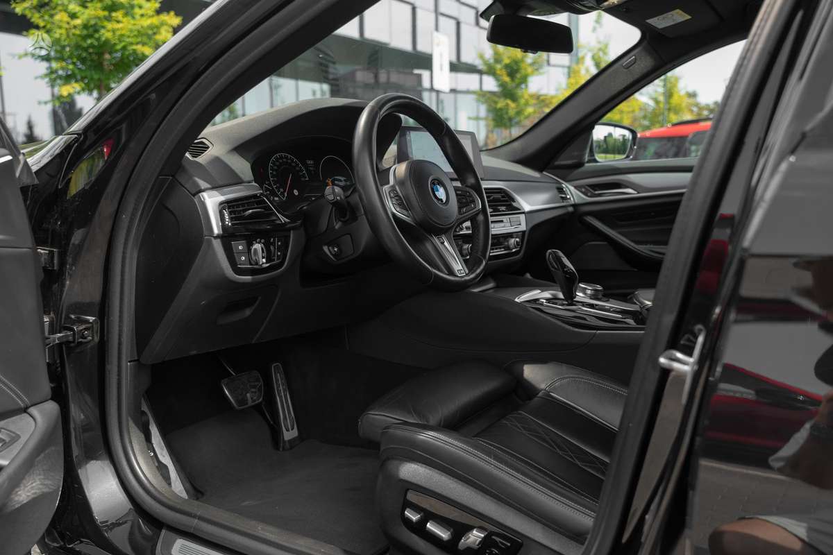 BMW 530, universalas