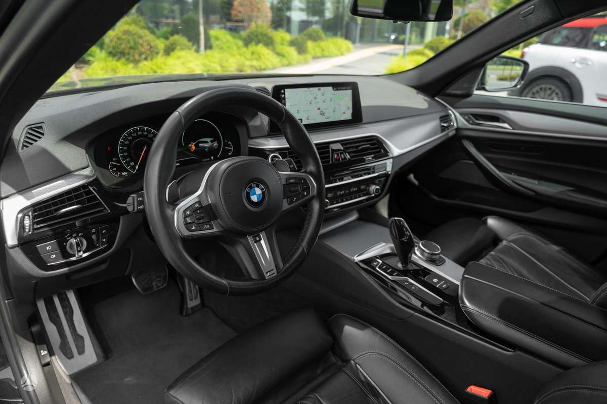 BMW 530, universalas