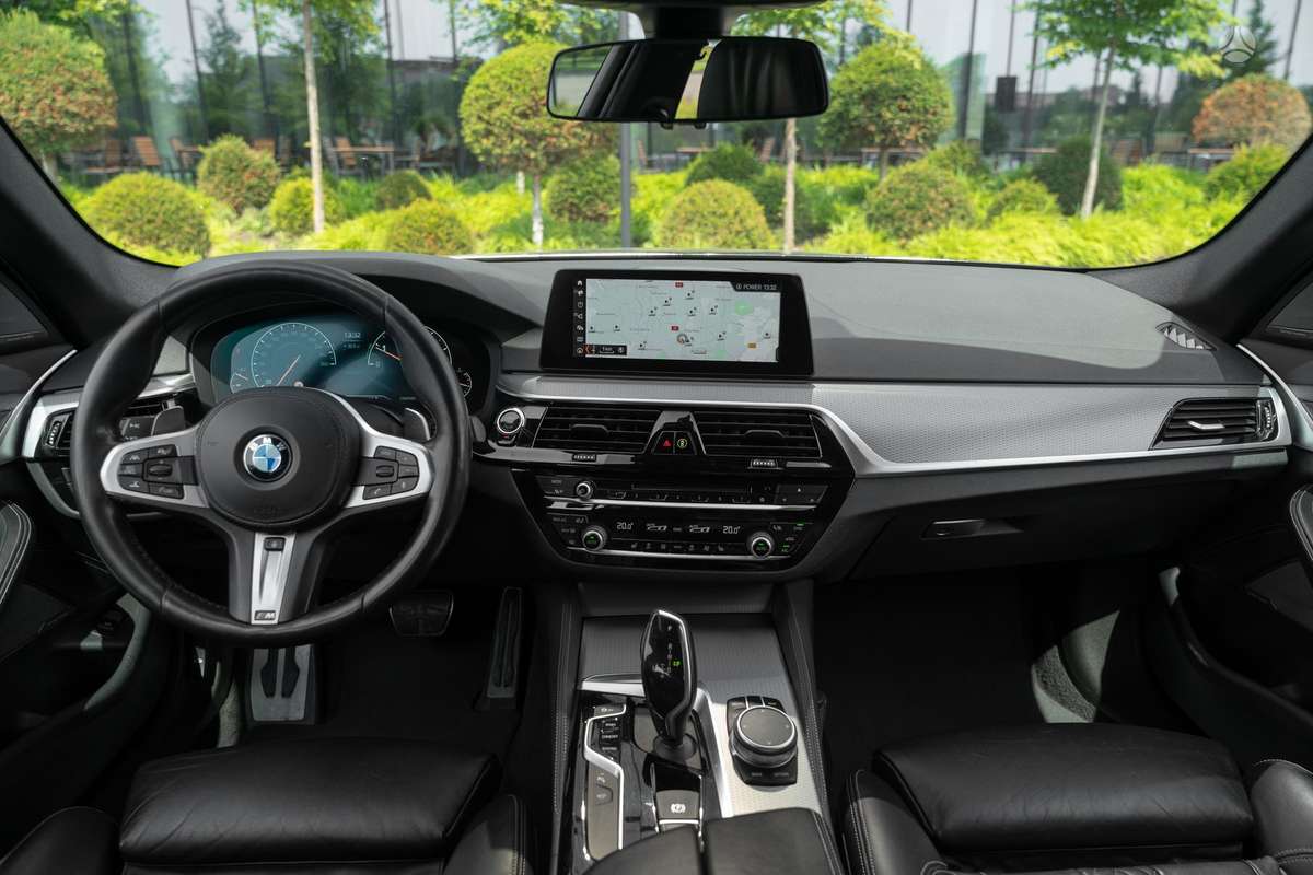 BMW 530, universalas