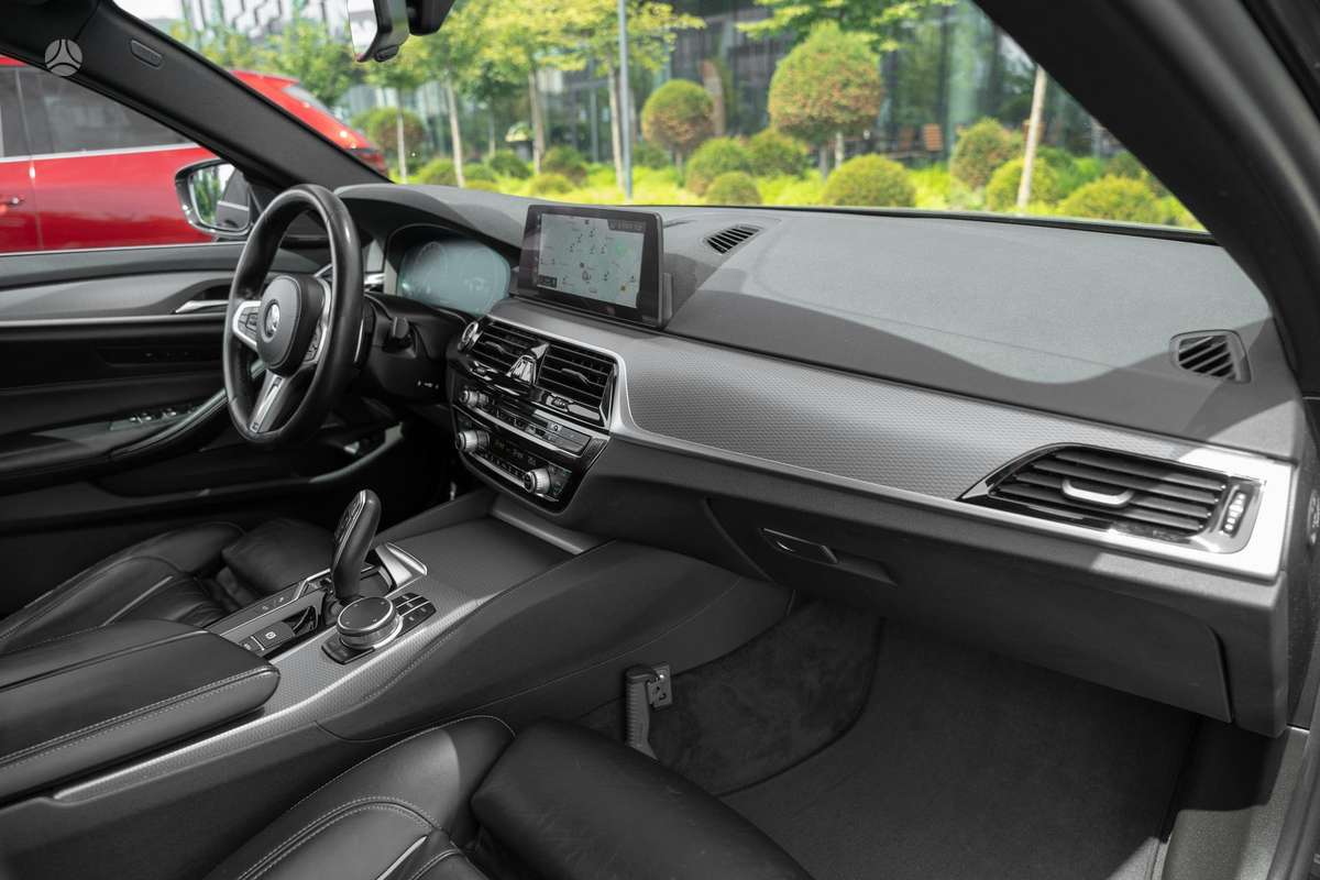 BMW 530, universalas
