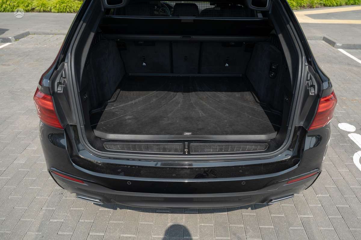 BMW 530, universalas