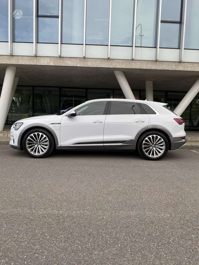 Audi e-tron, 71 kWh, off-road / crossover