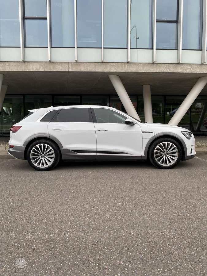 Audi e-tron, 71 kWh, off-road / crossover