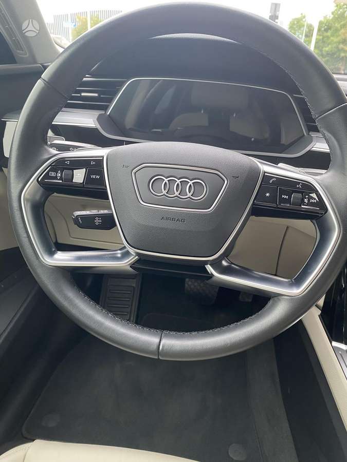 Audi e-tron, 71 kWh, off-road / crossover