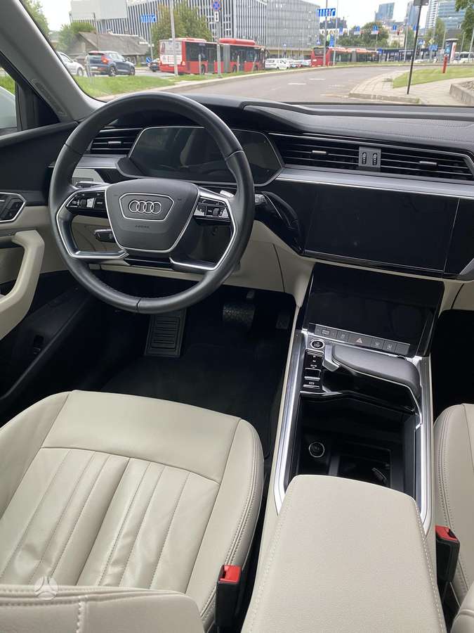 Audi e-tron, 71 kWh, off-road / crossover