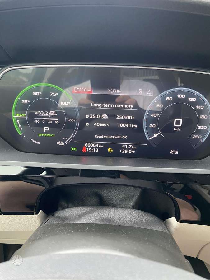 Audi e-tron, 71 kWh, off-road / crossover
