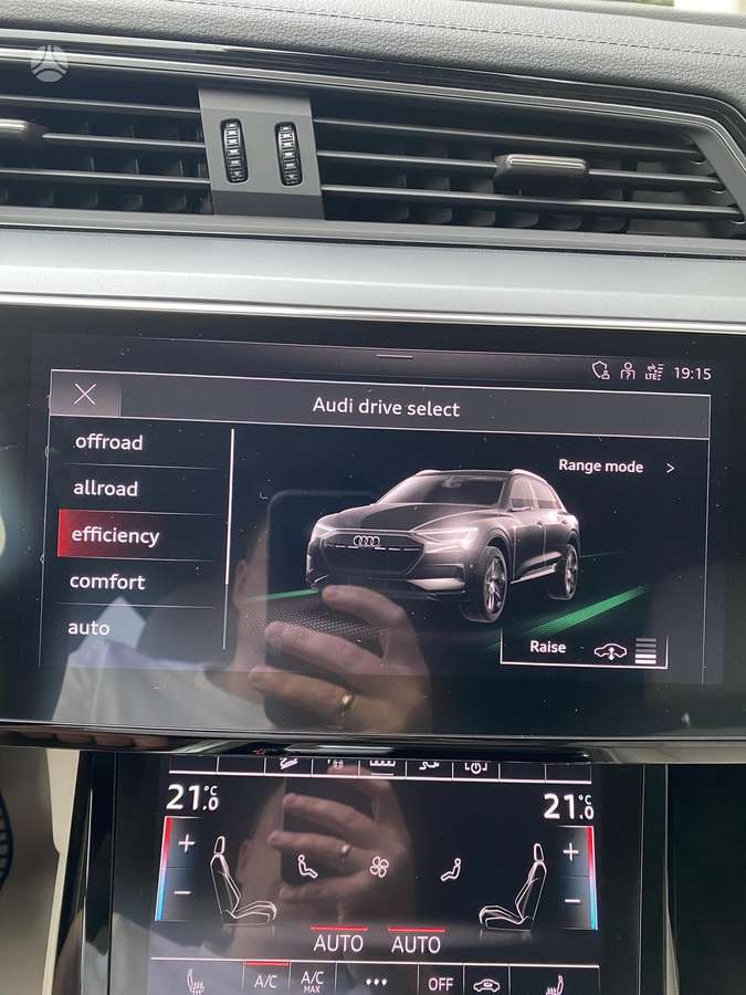 Audi e-tron, 71 kWh, off-road / crossover
