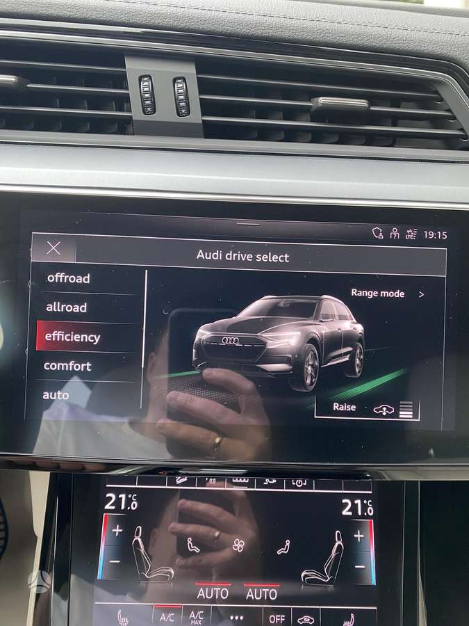Audi e-tron, 71 kWh, off-road / crossover