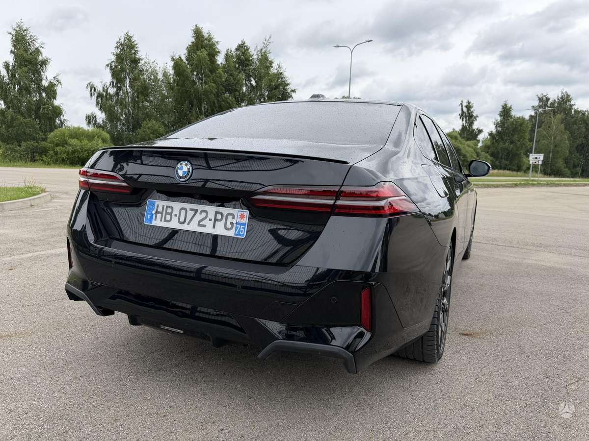 BMW i5, Седан