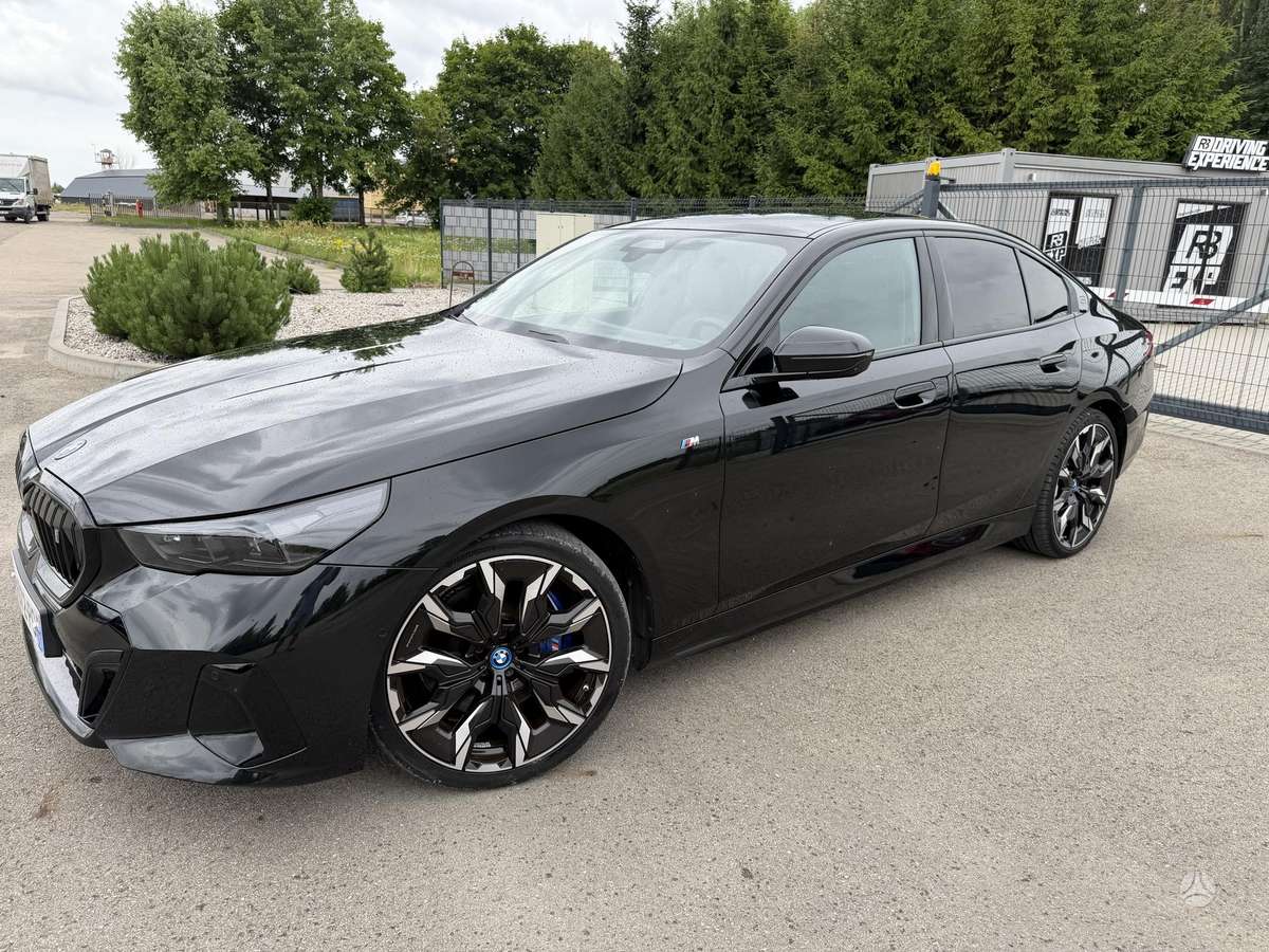 BMW i5, Седан