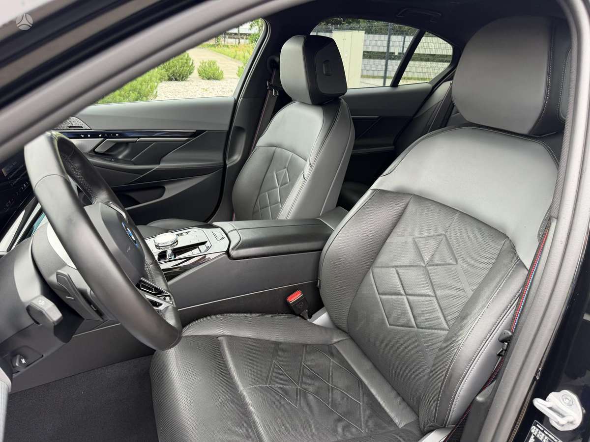 BMW i5, Седан