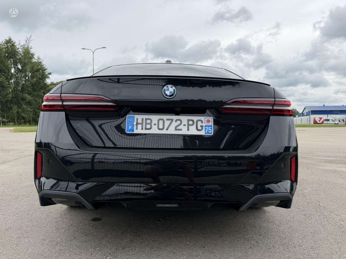 BMW i5, Седан