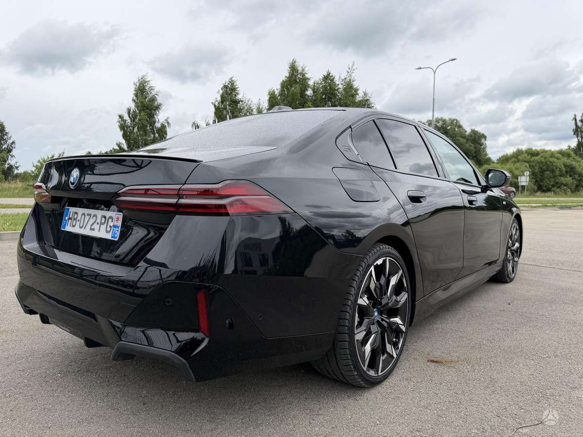 BMW i5, Седан