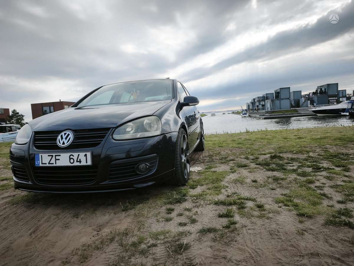 Volkswagen Golf - 1