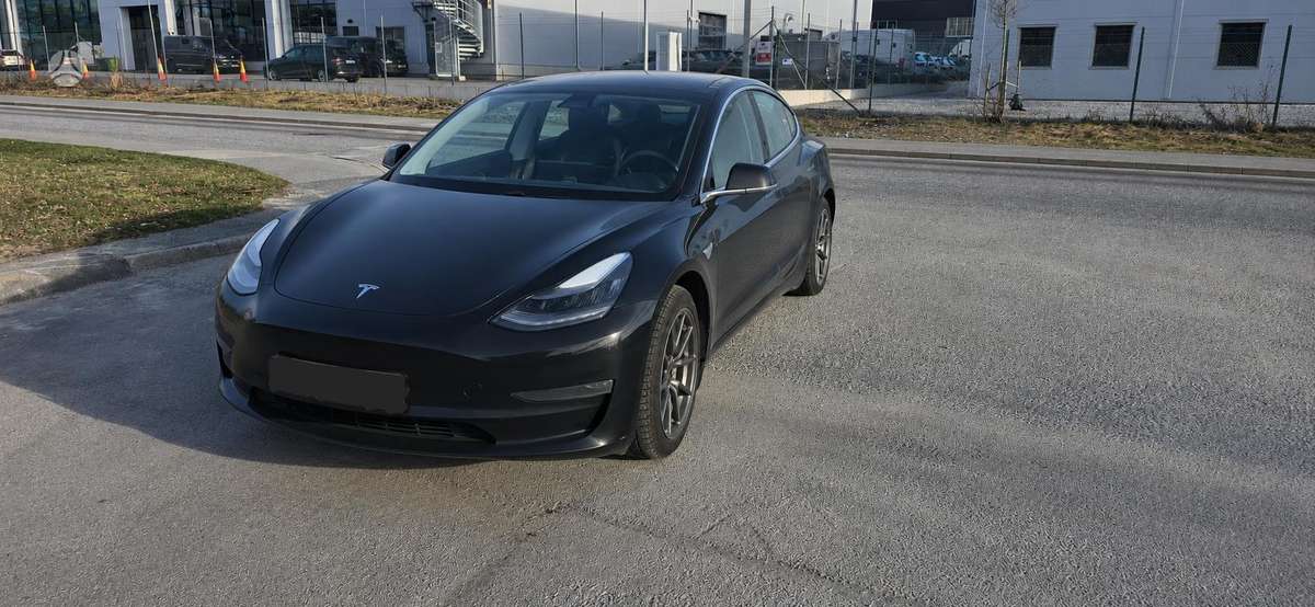 Tesla Model 3, sedanas