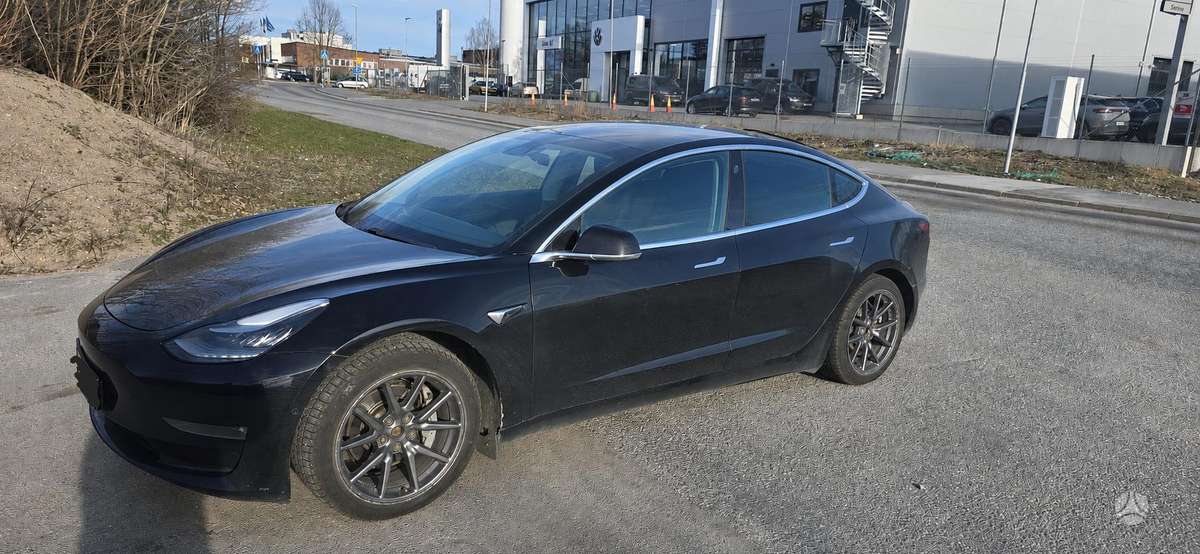 Tesla Model 3, sedanas