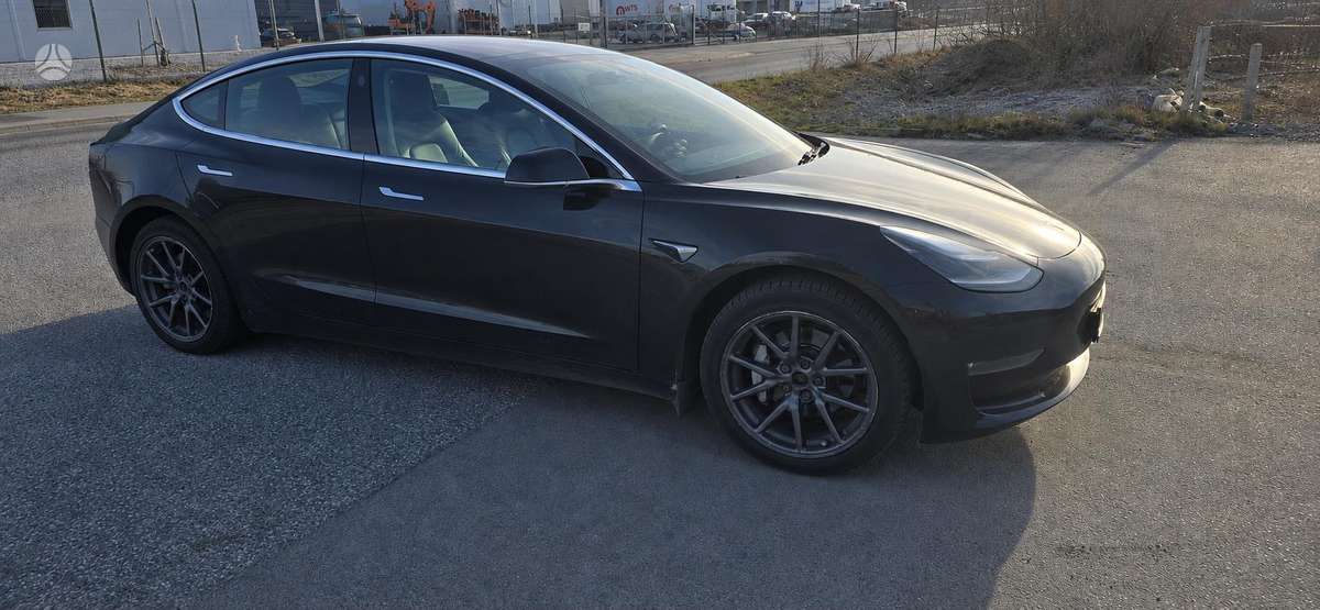 Tesla Model 3, sedanas