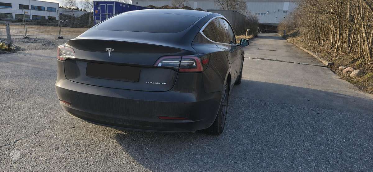 Tesla Model 3, sedanas