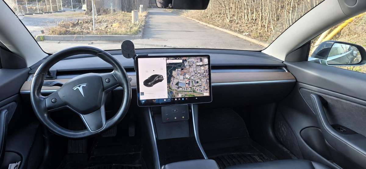 Tesla Model 3, sedanas