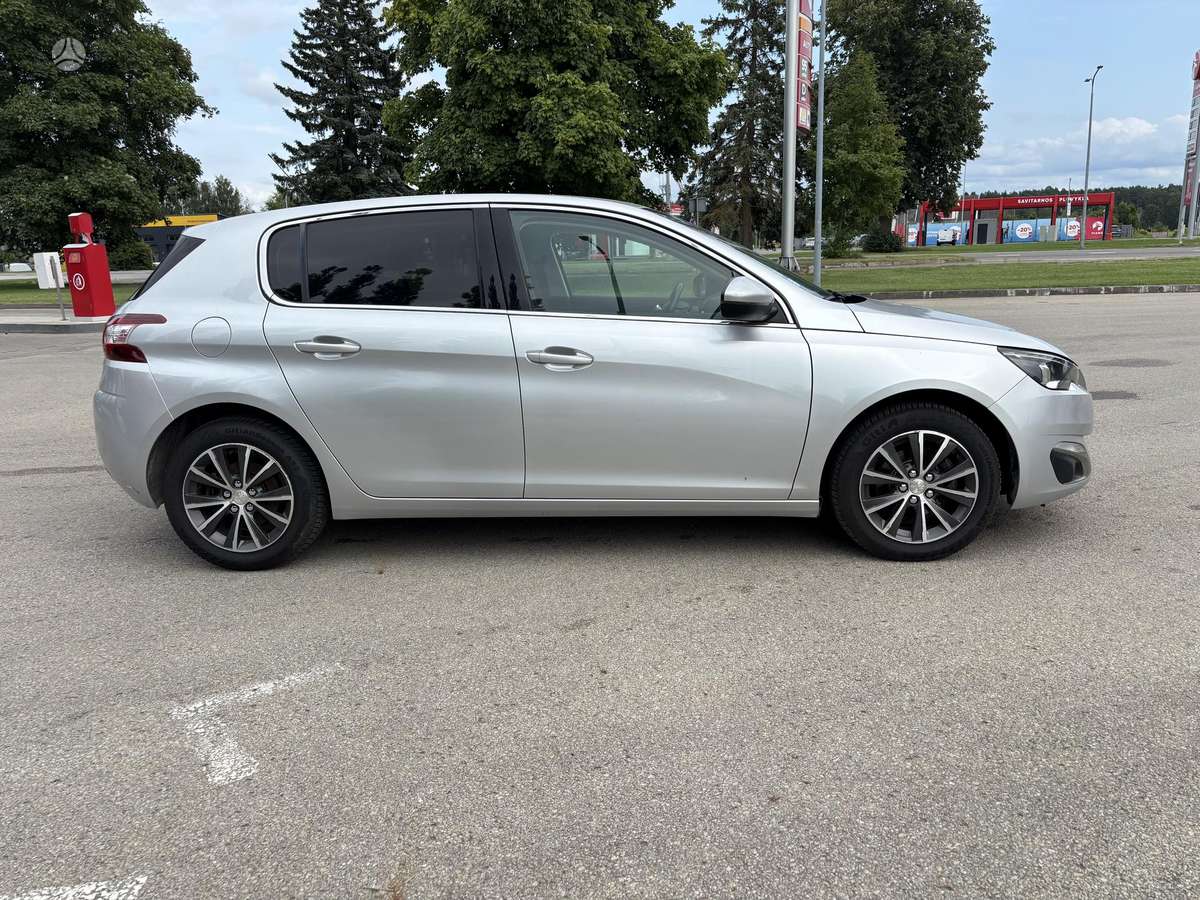 Peugeot 308, 1.2 l., hatchback