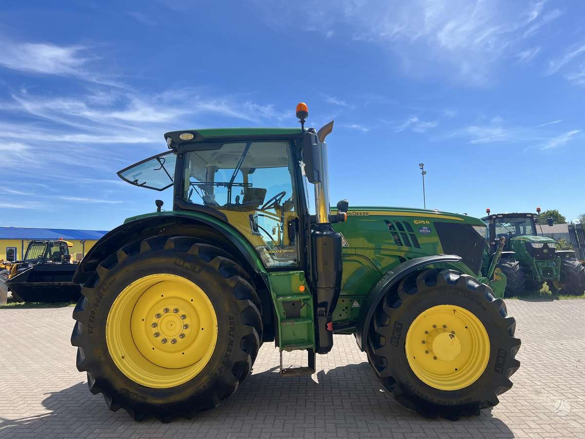 John Deere 6215R, traktoriai
