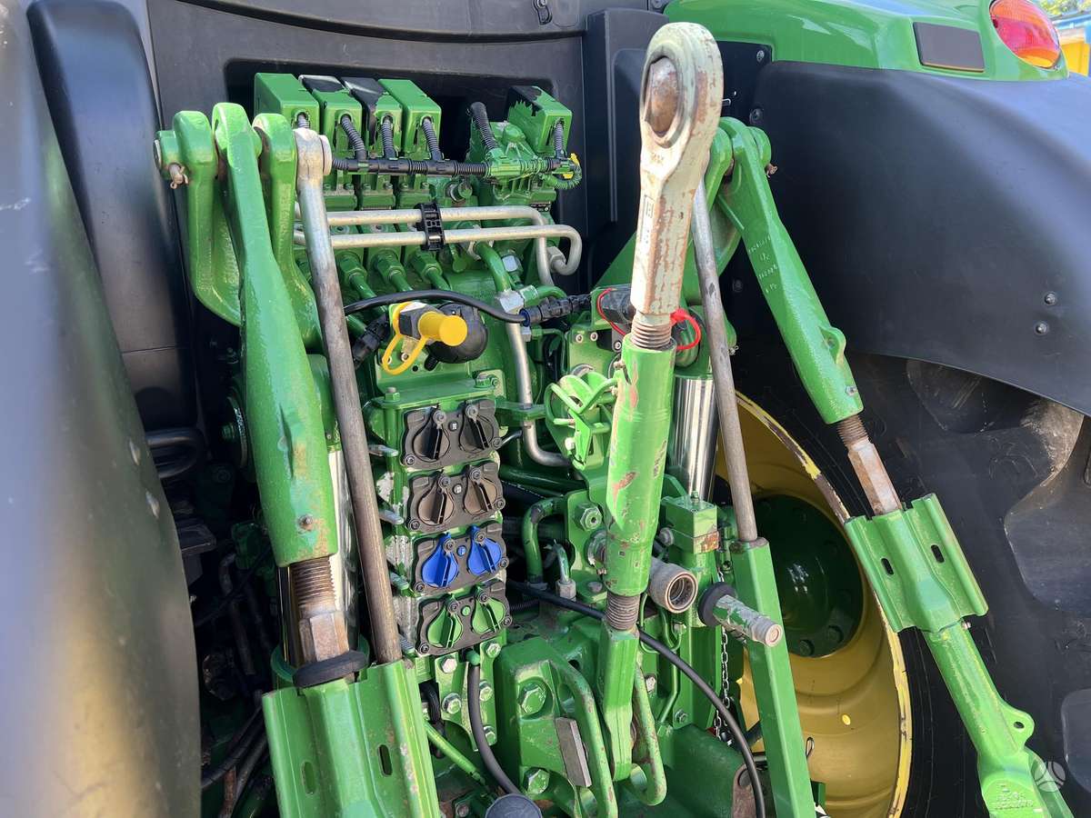 John Deere 6215R, traktoriai