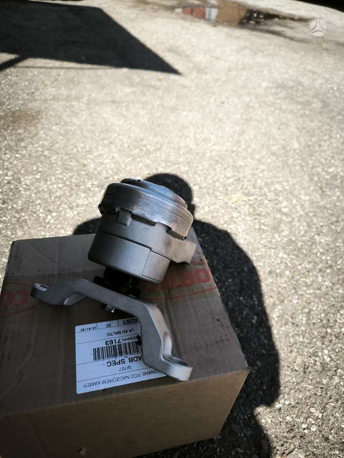Ford Mondeo, 8004575, engine bracket