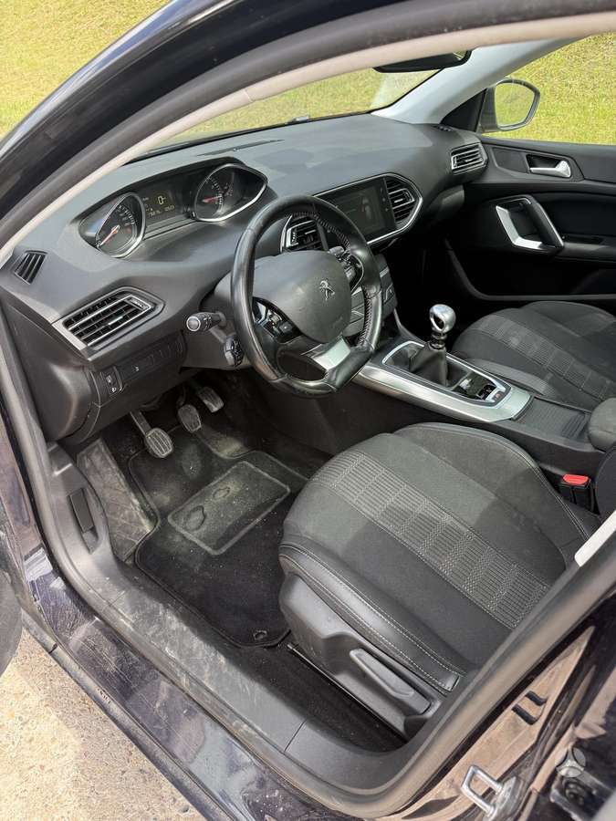 Peugeot 308, 1.2 l., hatchback
