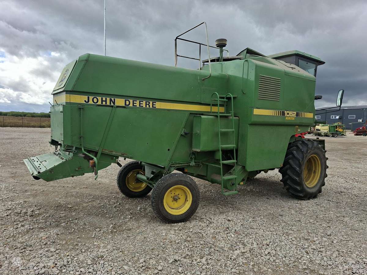 John Deere 1052, combine harvesters