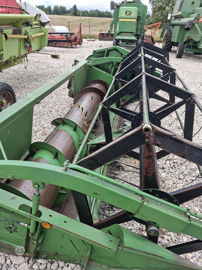 John Deere 1052, kombainai