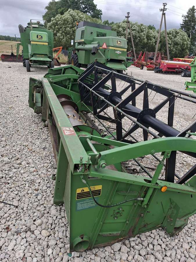 John Deere 1052, combine harvesters