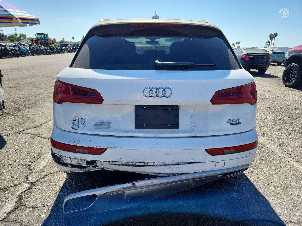 Audi Q5, 2.0 l., off-road / crossover