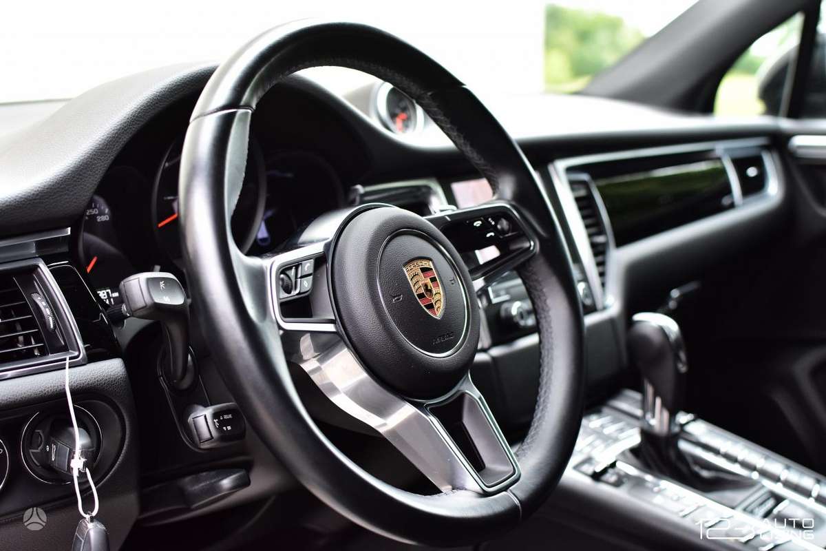 Porsche Macan, 2.0 l., off-road / crossover