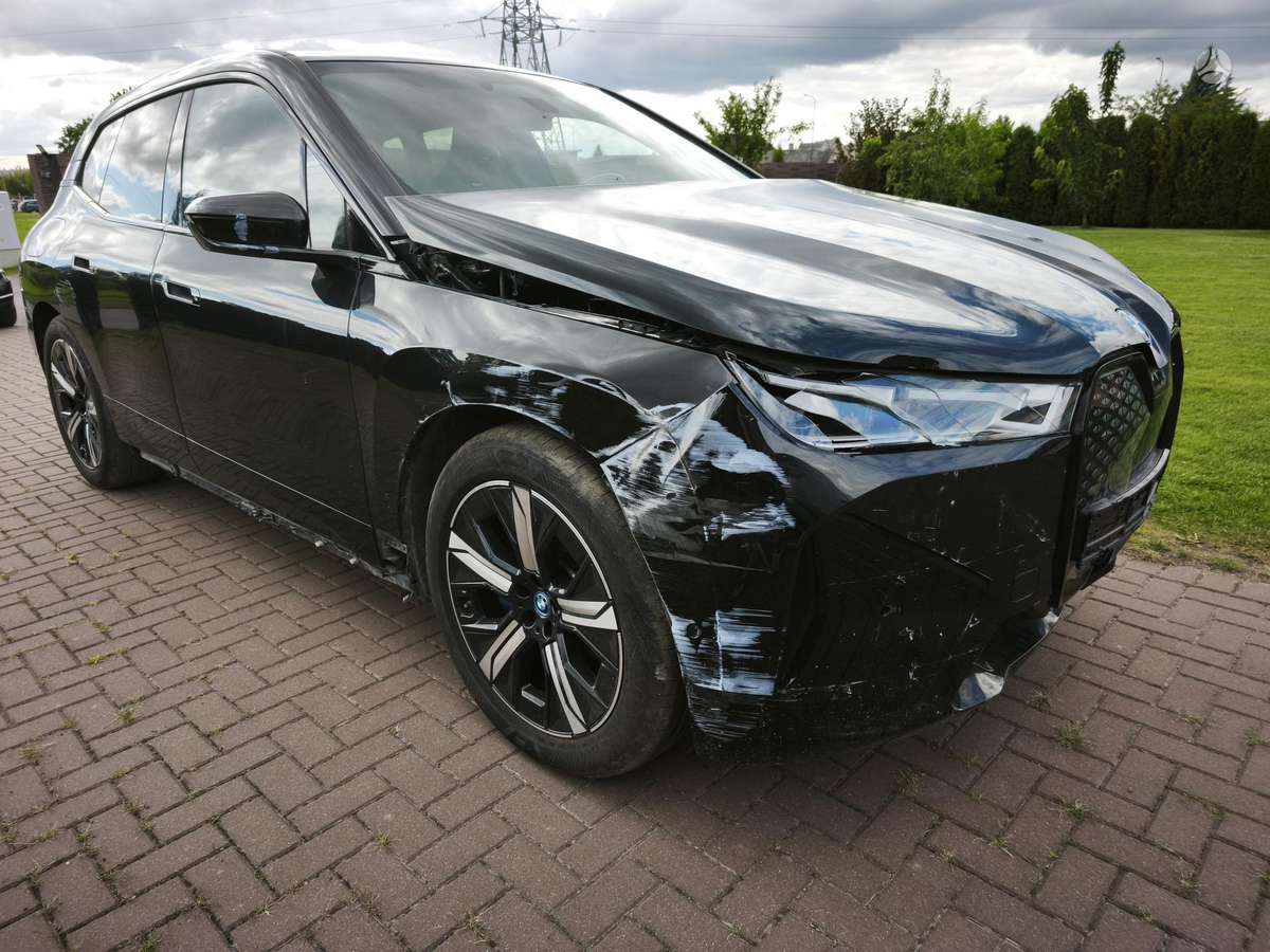 BMW iX