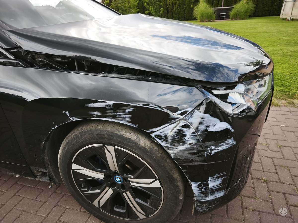 BMW iX