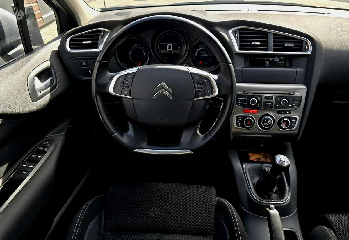 Citroen C4, 1.2 l., hatchback