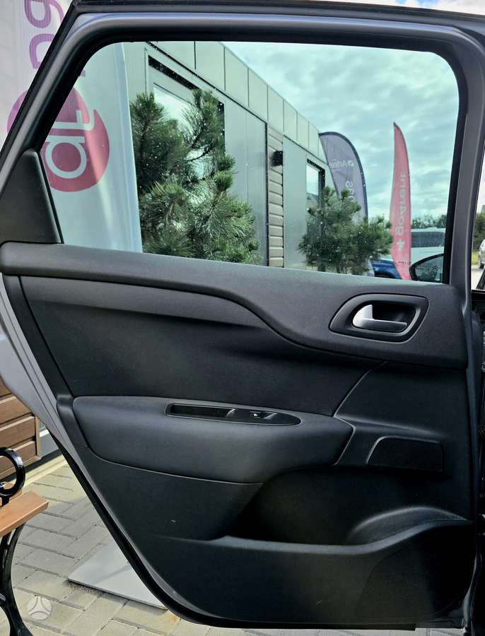 Citroen C4, 1.2 l., hatchback