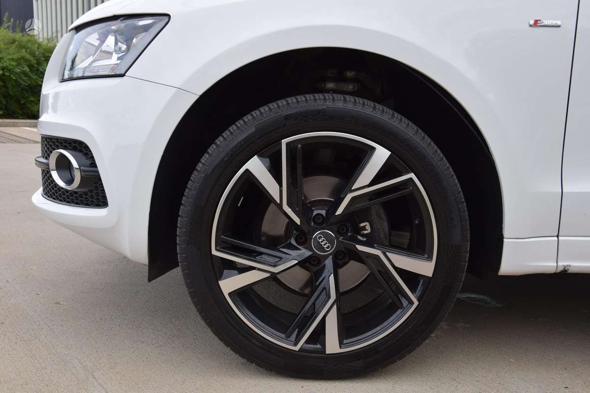 Audi Q5, 2.0 l., off-road / crossover