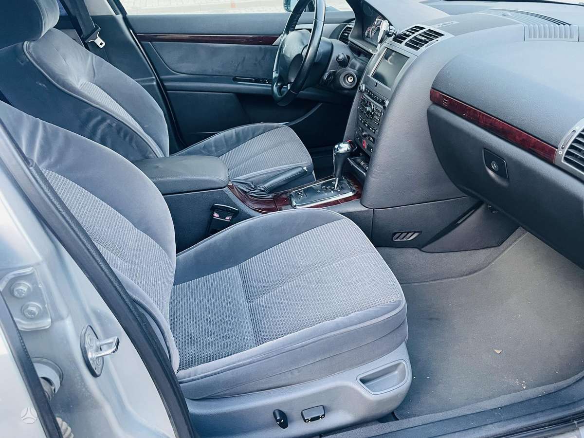 Peugeot 407, Седан