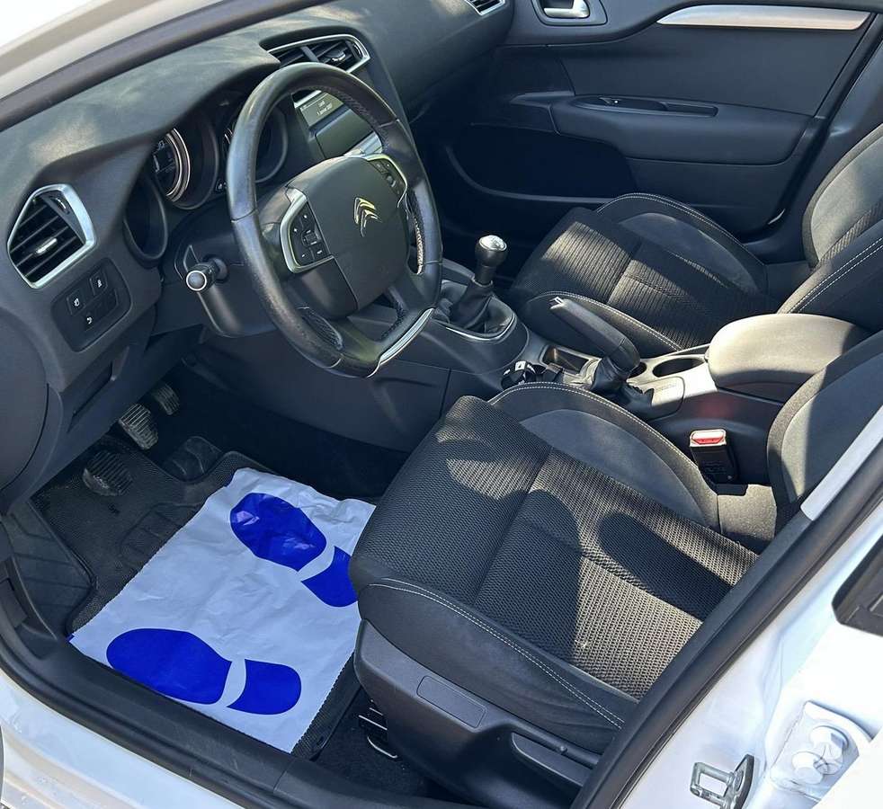 Citroen C4, 1.2 l., hatchback
