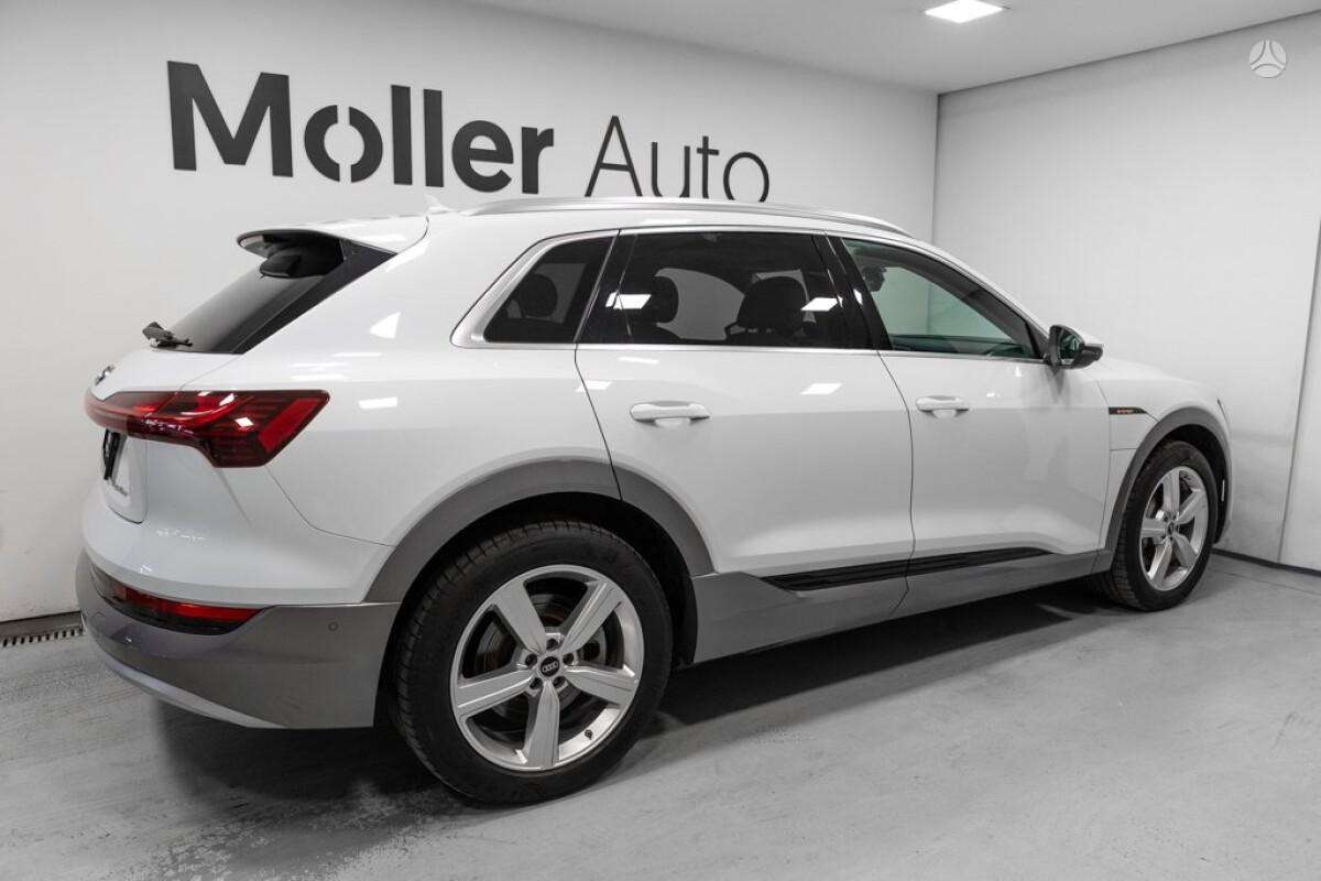 Audi e-tron, off-road / crossover