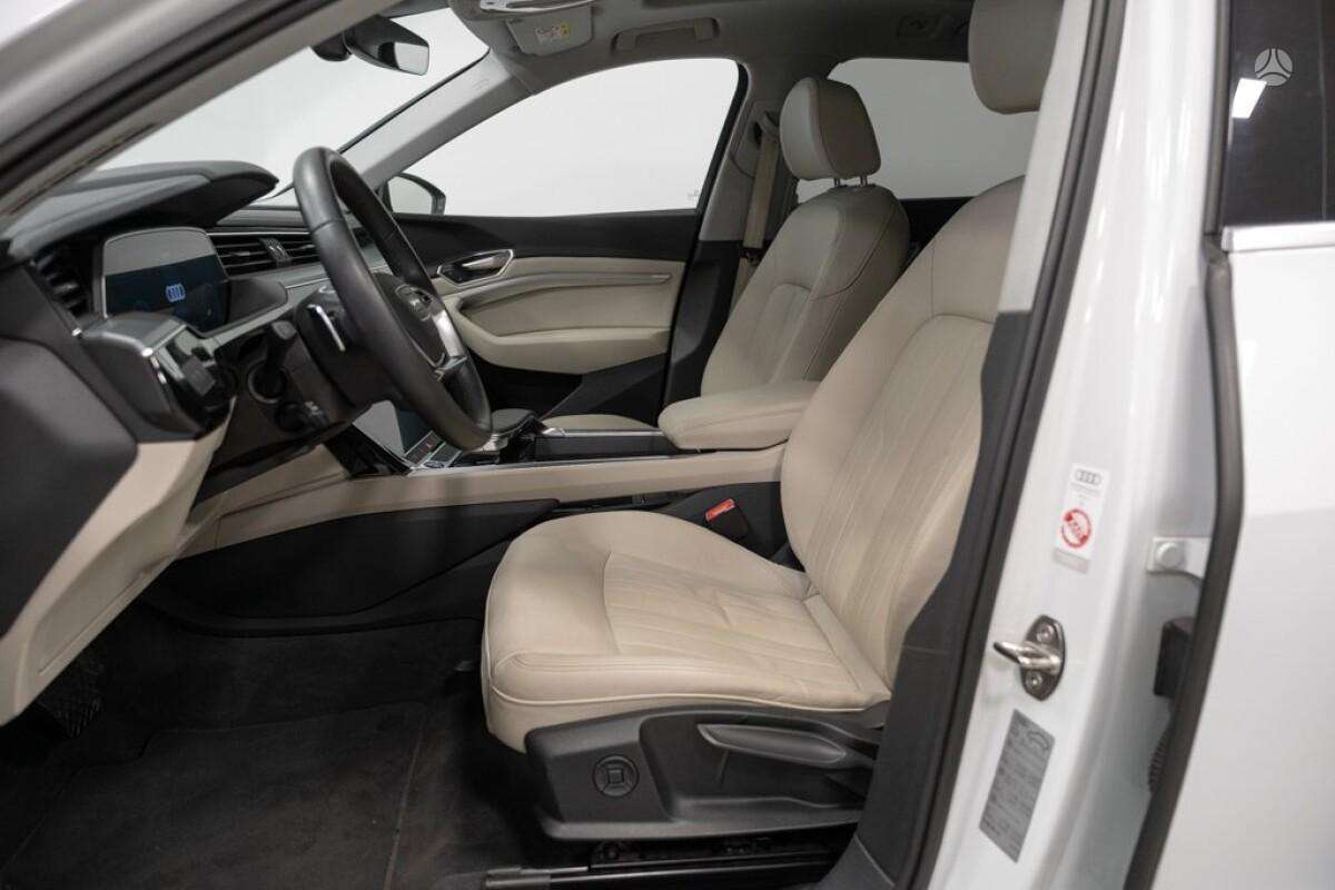 Audi e-tron, off-road / crossover