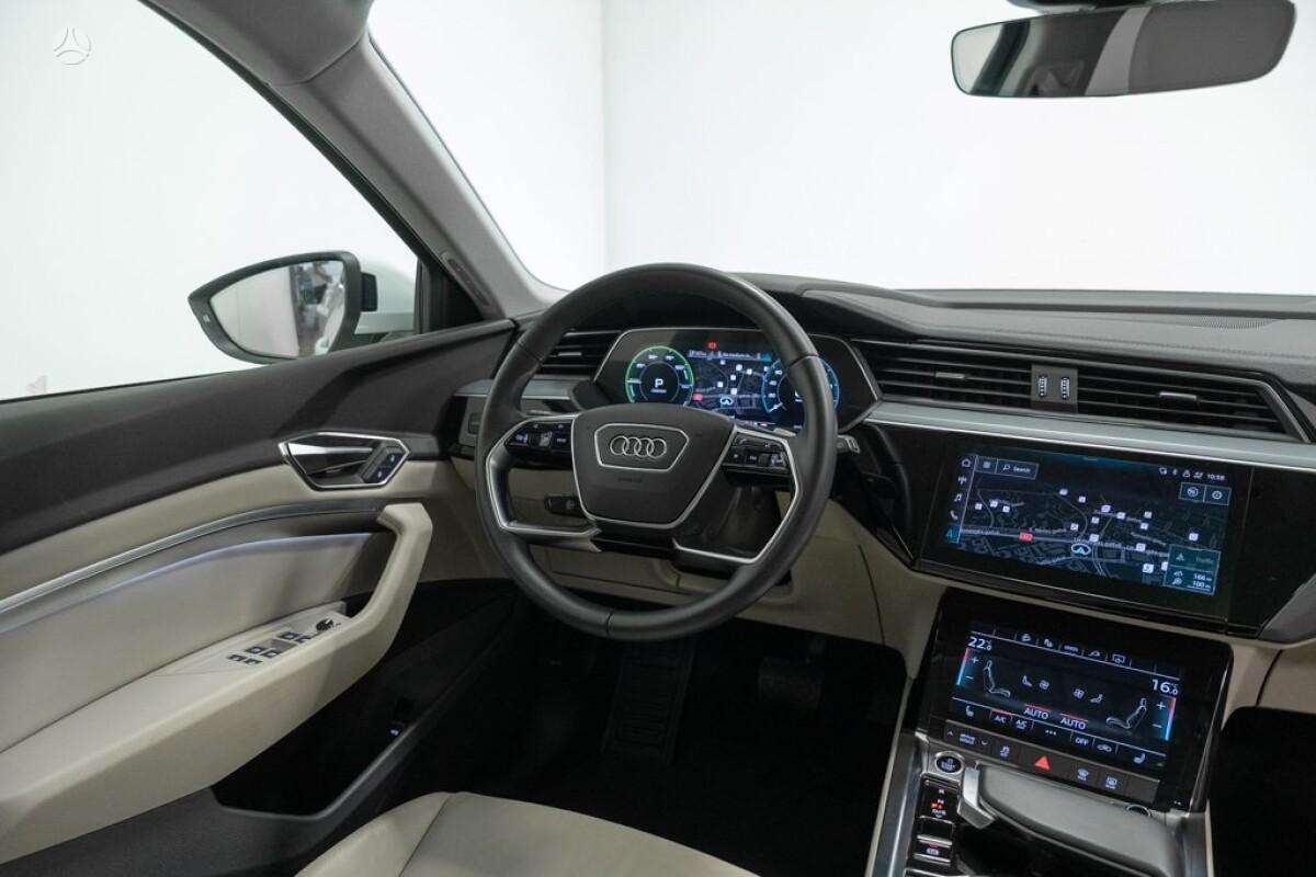 Audi e-tron, off-road / crossover