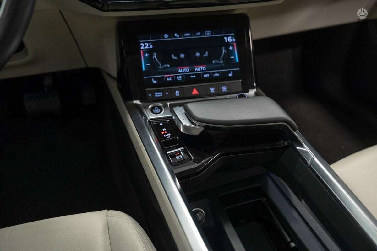 Audi e-tron, off-road / crossover