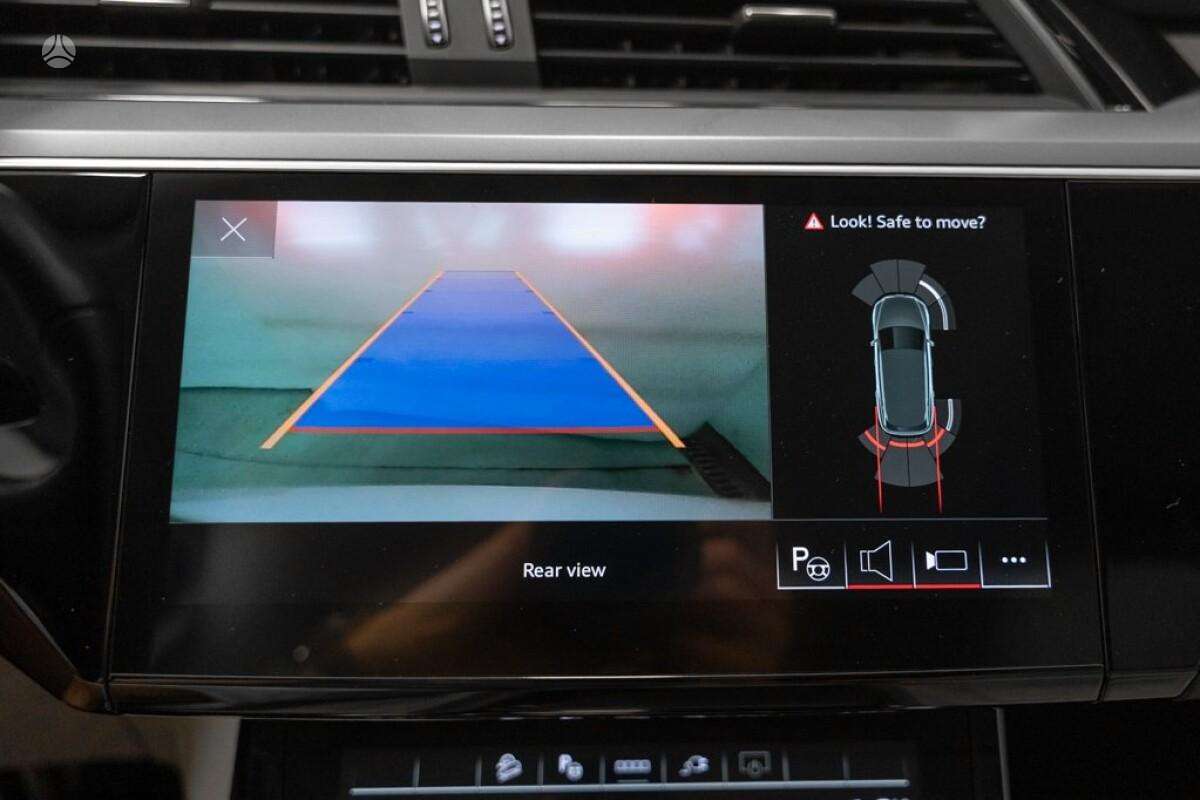 Audi e-tron, off-road / crossover