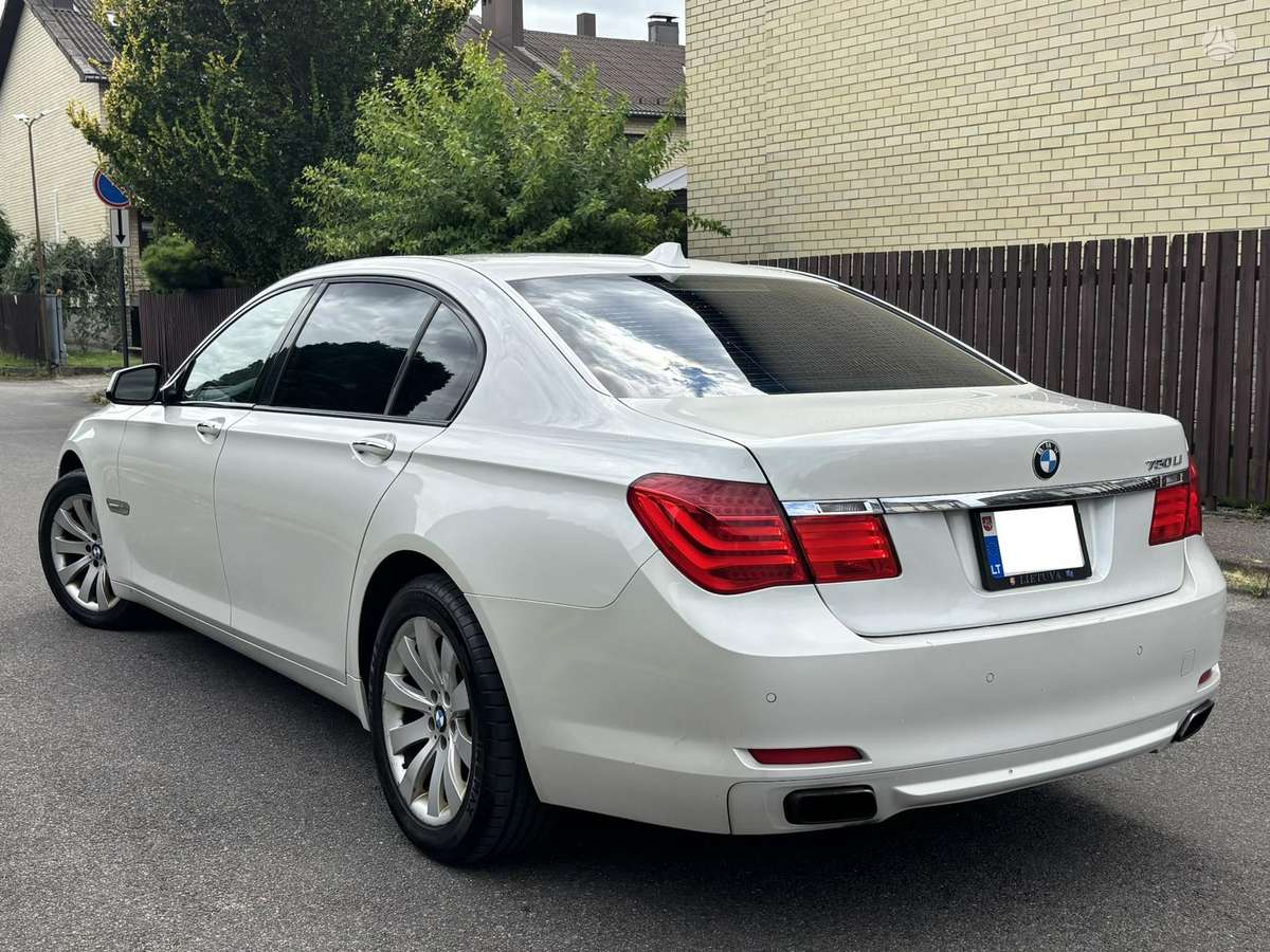 BMW 750, 4.4 l., Седан