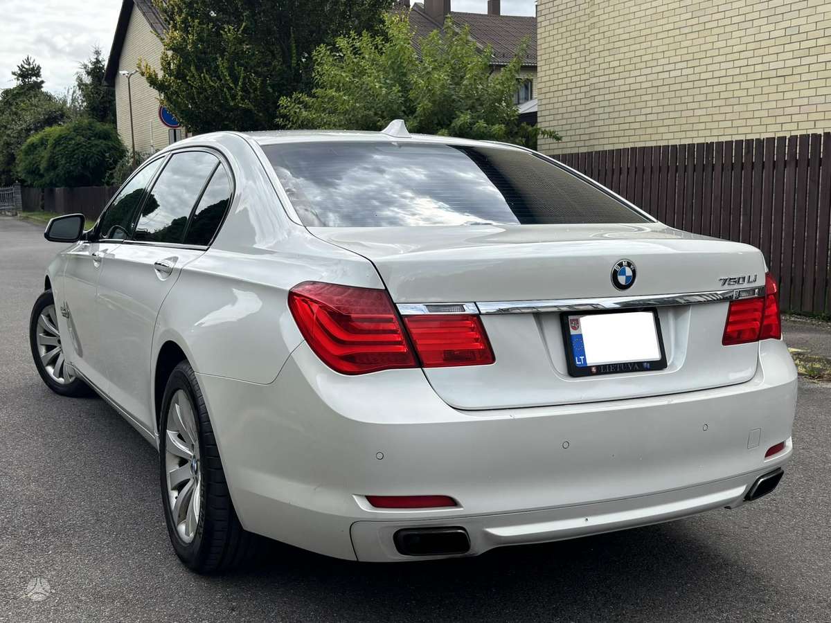 BMW 750, 4.4 l., Седан